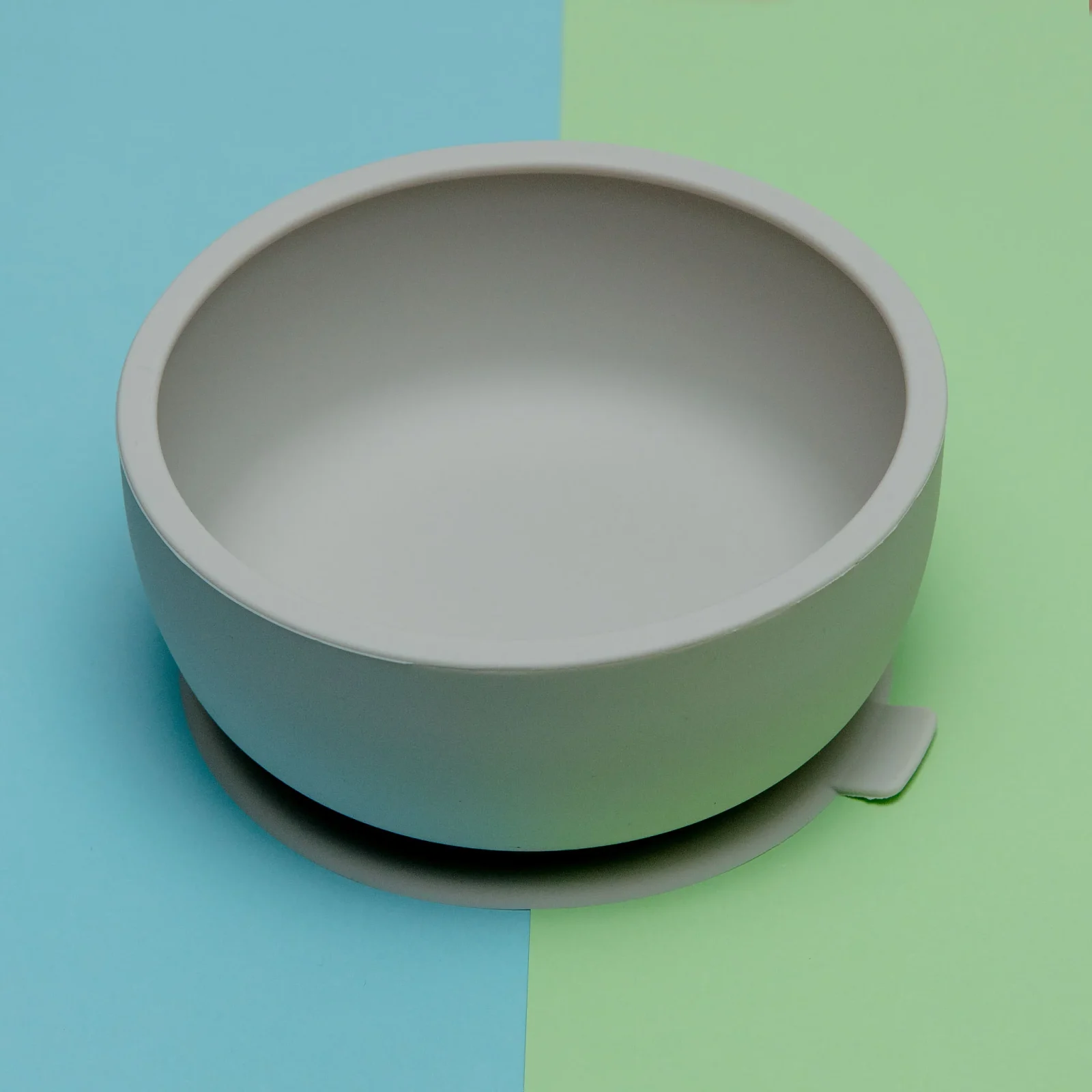 Silicone Suction Dog Food & Water Bowl with Lid in Milk <>